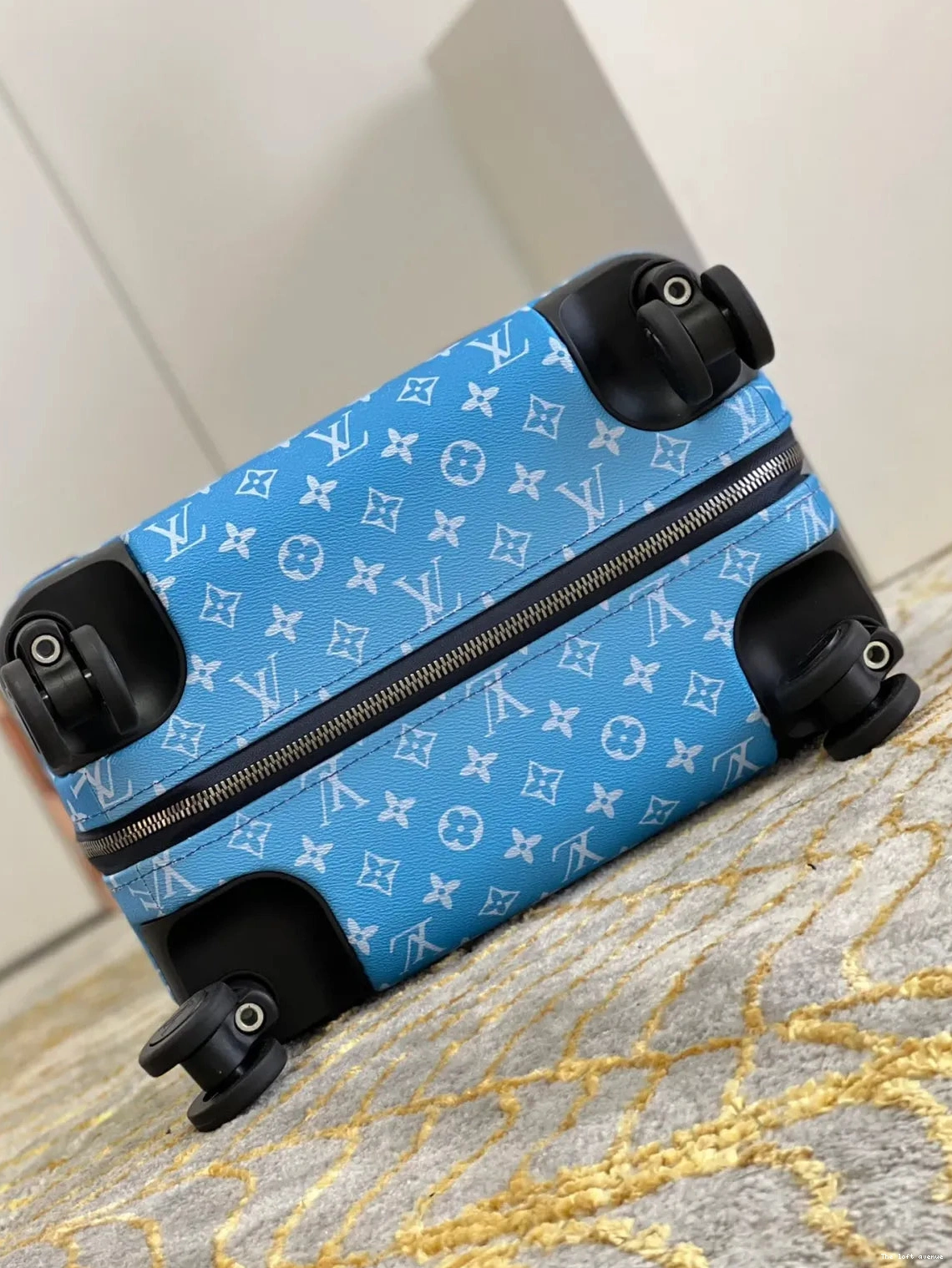37L CLOUDS 55 SUITCASE HORIZON CABIN CUSTOM 0515